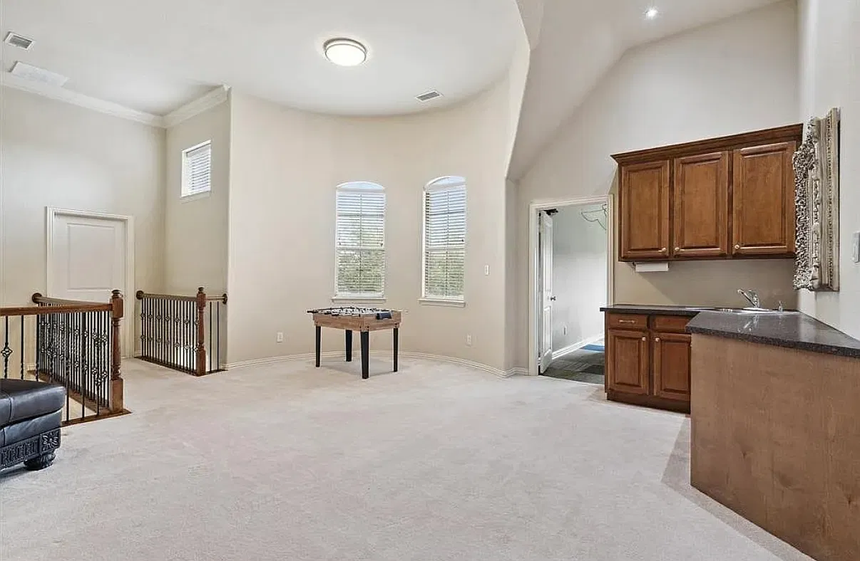 5 bed, 4119 sqft, $3,990 — Photo 4