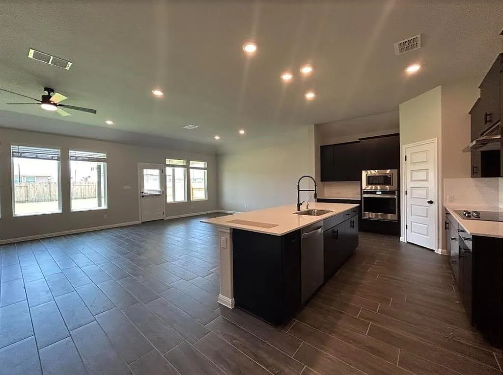 4 bed, 3.0 bath, 2134 sqft, $2,600 — Photo 1