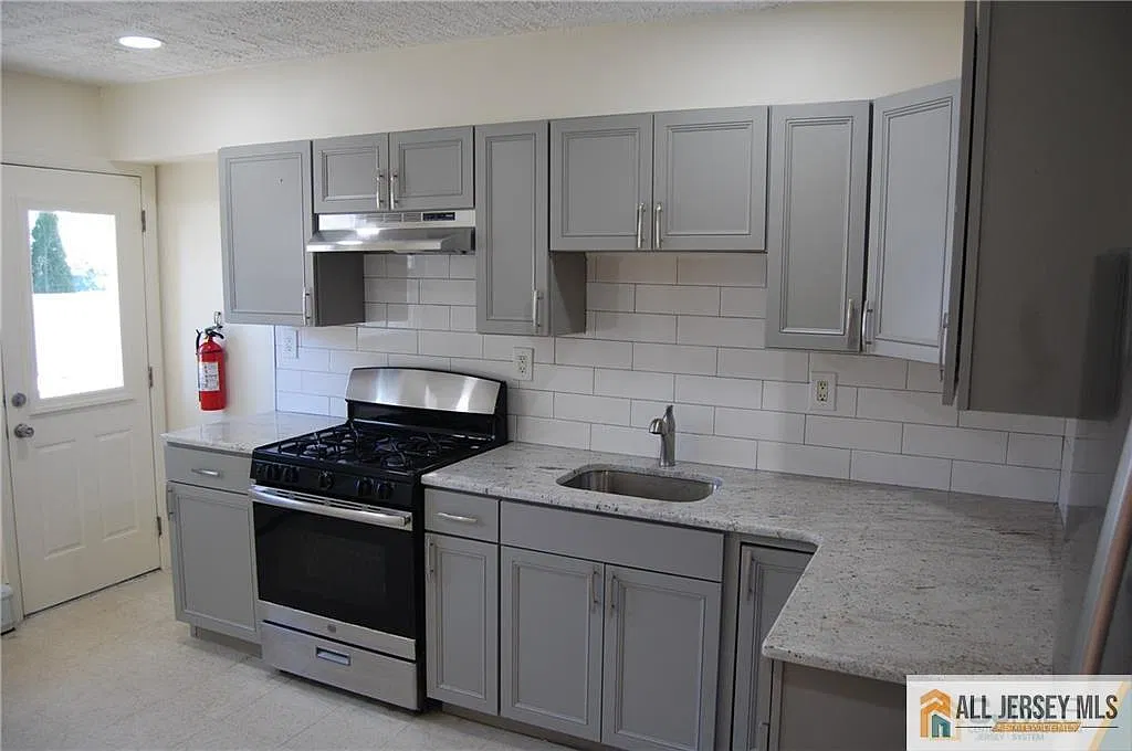 2 bed, 1.0 bath, $2,100 — Photo 4