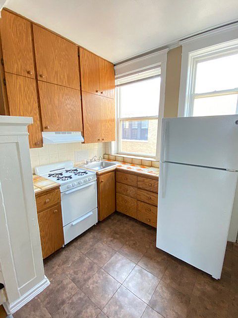 1st image of 833 W Cornelia Ave #3S