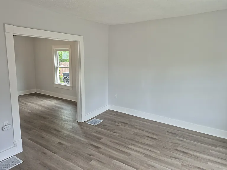 210 S Hedges St — Photo 2