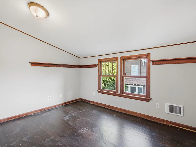 91 Oneida St — Photo 16