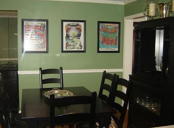 Dining room opens to kitchen, rare open plan in this area, great entertaining