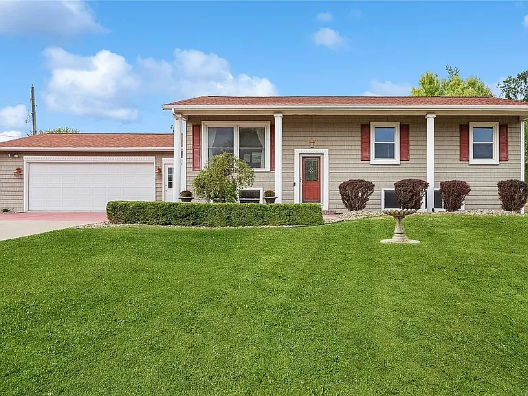 4530 Woodview Dr NE — Photo 1