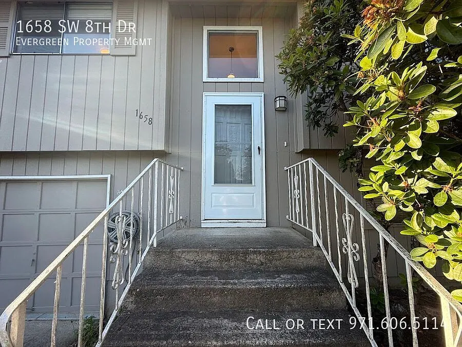 Building Photo - 1658 SW 8th Dr