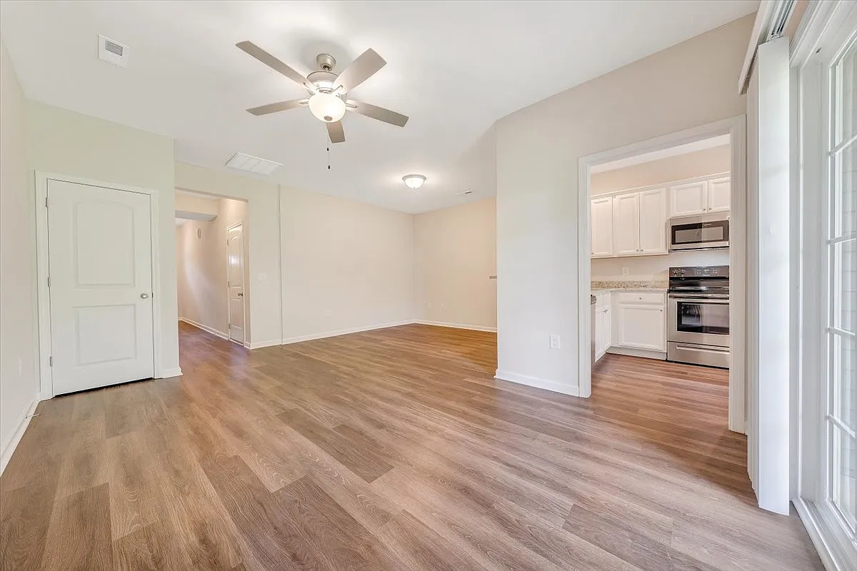 2 bed, 1373 sqft, $1,799 — Photo 3