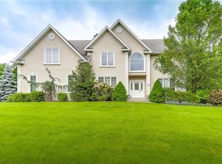 25 Powder Horn Dr, Suffern, NY 10901