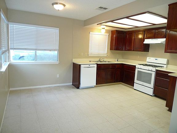 4th image of 14030 Juniper St APT A