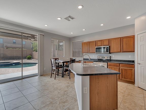 4th image of 689 W Vineyard Plains Dr