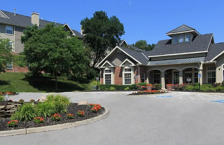 Breckenridge Apartments — Photo 3