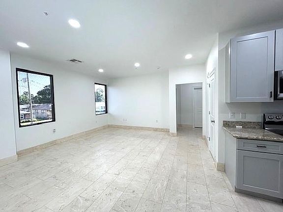 5th image of 800 N Causeway Blvd #201