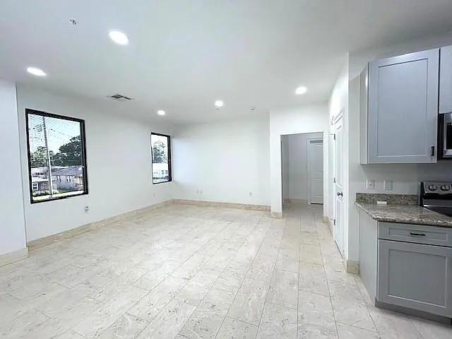 800 N Causeway Blvd #201 — Photo 5