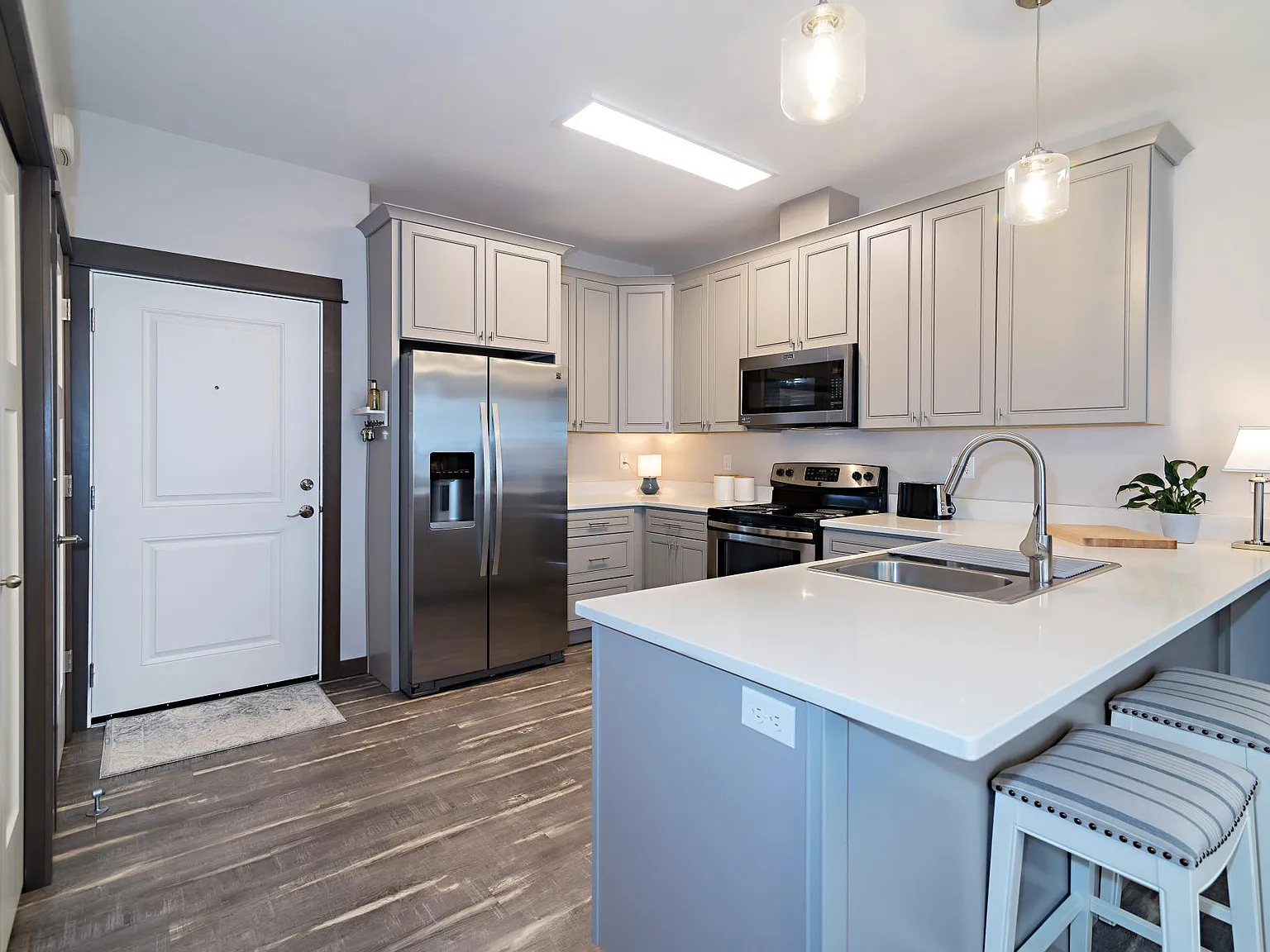1 bed, 755 sqft, $1,300 — Photo 2