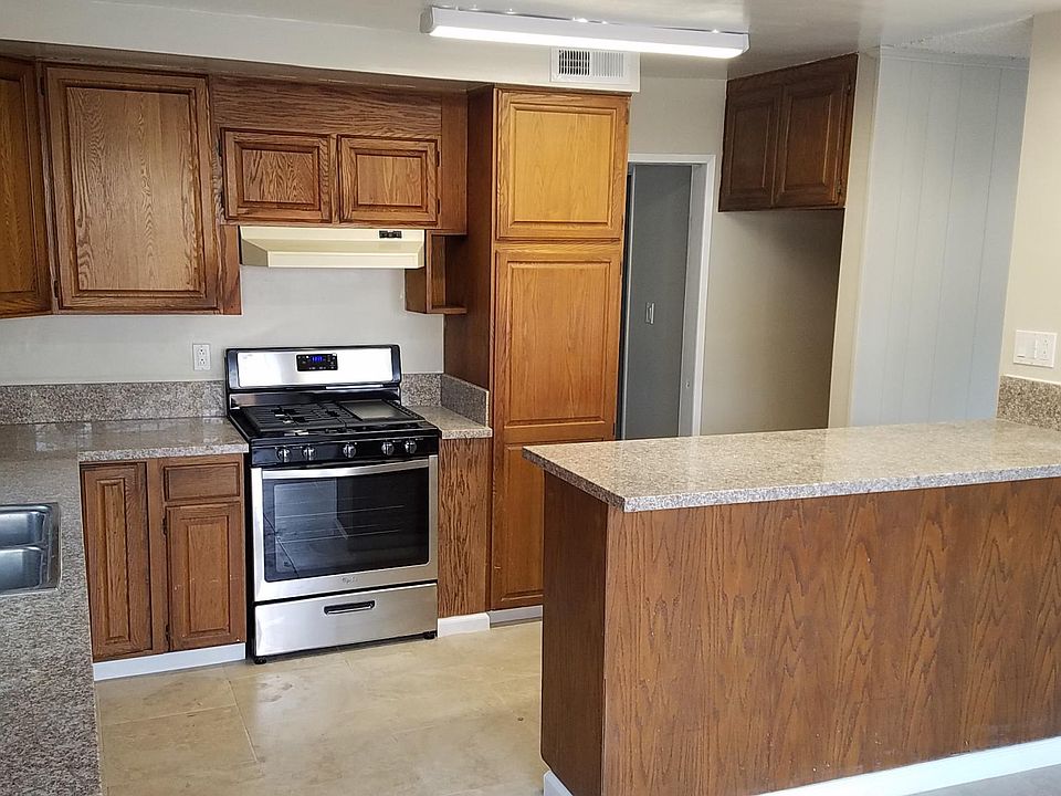 HUGE kitchen w/custom hardwood cabinets,new range,island