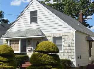 6 Spaulding Ln, Inwood, NY 11096