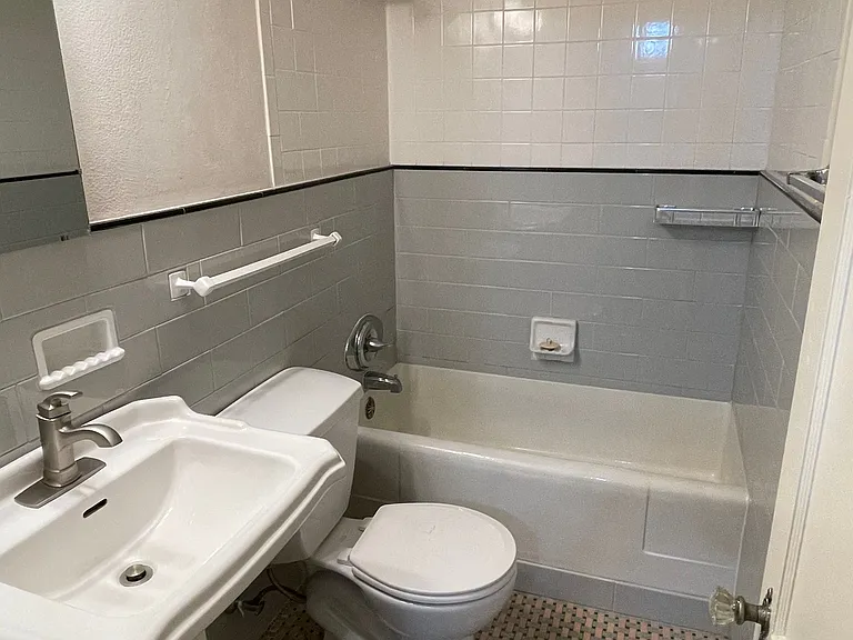 833 Grand Apartments — Photo 44