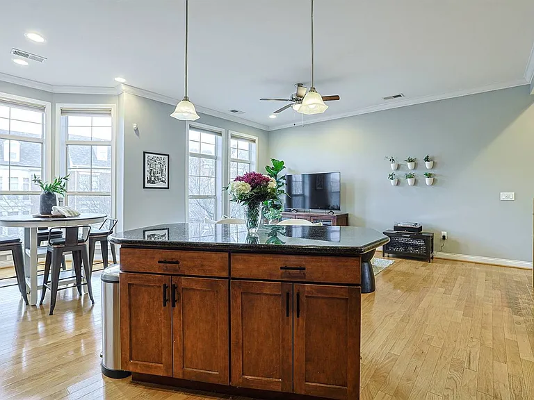 215 Stetson St — Photo 17