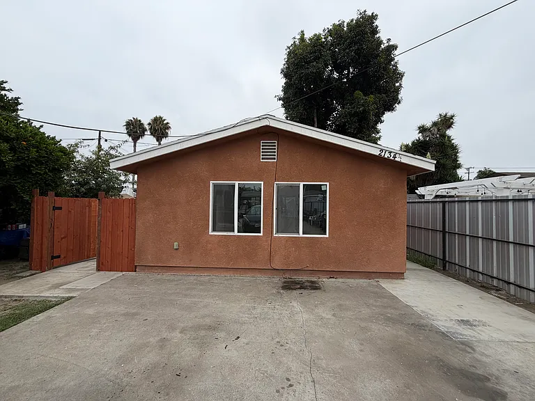 2134 E Shauer St — Photo 1