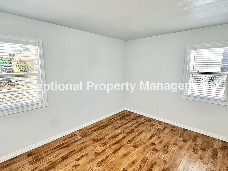 920 N Western Ave — Photo 8