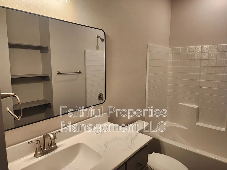 405 N Logan Ln #B — Photo 9