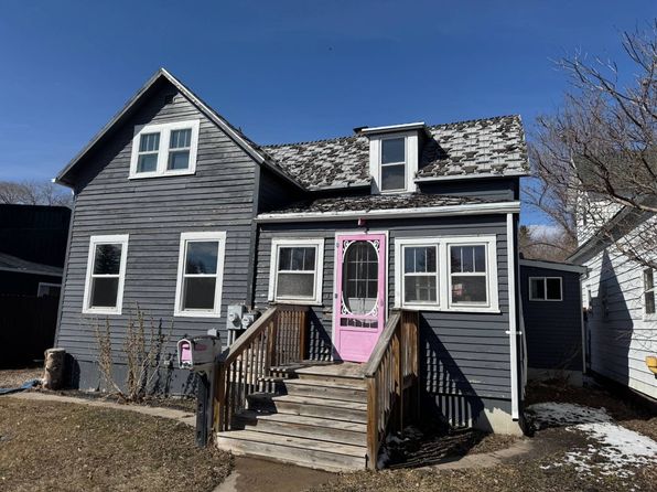 218 5th St W, Bottineau, ND 58318