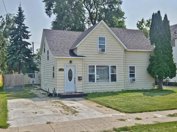 322 4th St SE, Rugby, ND 58368