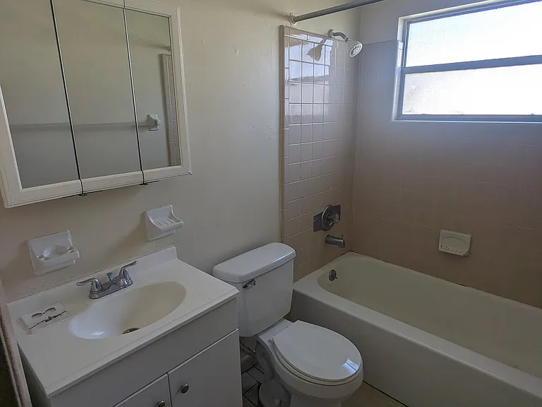 1062 Orienta Ave — Photo 6