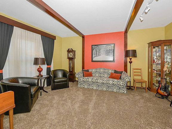 4th image of 7 Knob Hill Dr