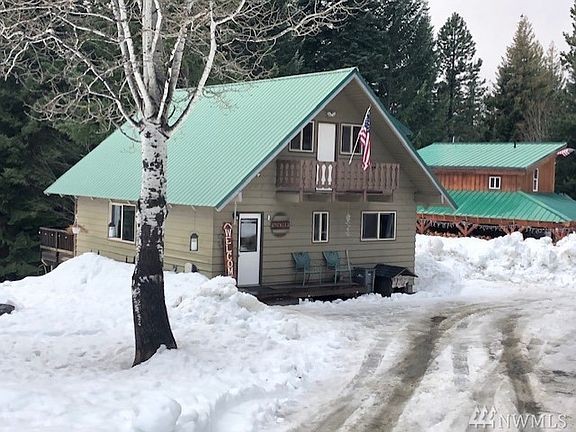 Rustic Cabin with large decks and balconies to enjoy the privacy and serenity 
