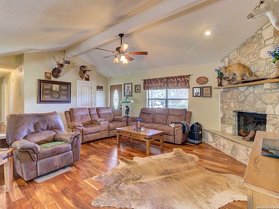 4th image of 215 Creekwood Dr.