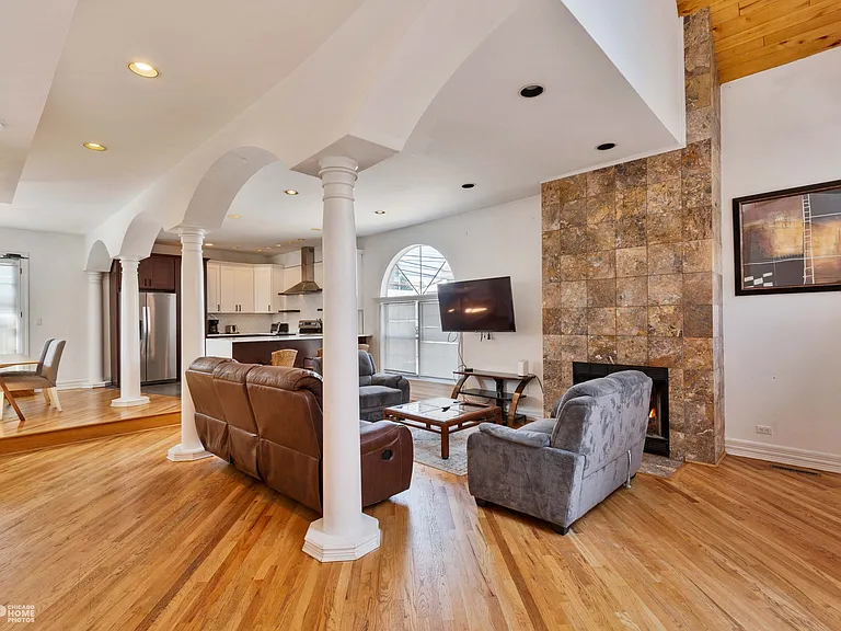 1517 W Irving Park Rd #CH — Photo 2