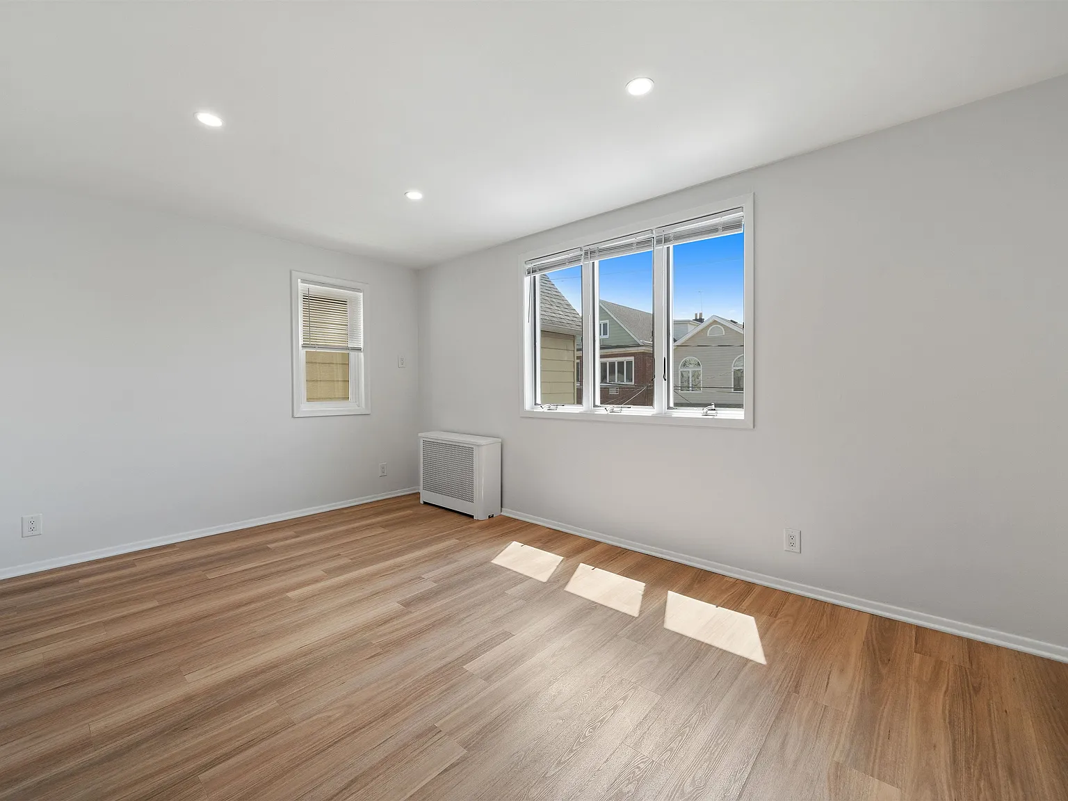 3 bed, 1.0 bath, 1000 sqft, $2,300 — Photo 4