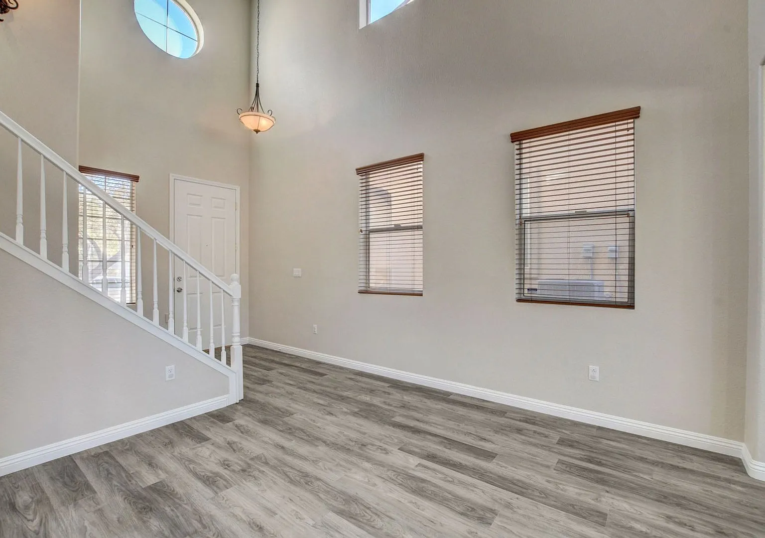 Two Story Cul-de-Sac Home, 3 Bedroom 2.5 Bath Home — Photo 4