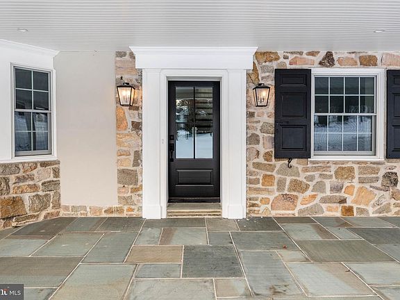 3rd image of 709 Newtown Rd