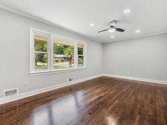 Living Room w Bay Window