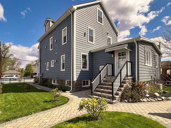 apartment 3 entrance 