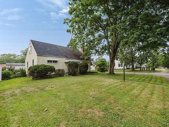 3rd image of 39 Lowell Rd