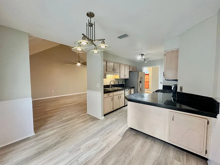 519 E Timberlake Dr — Photo 11