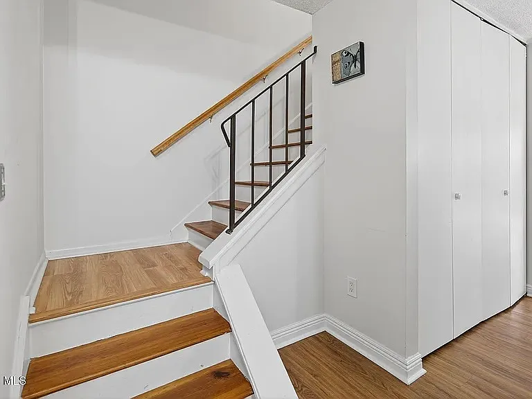 80 Crestwood Ter — Photo 6