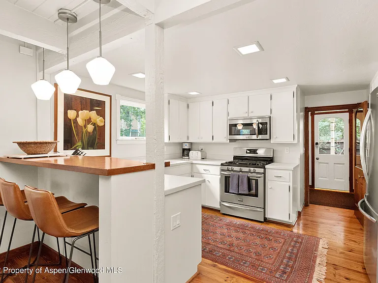 123 E Hallam St — Photo 6