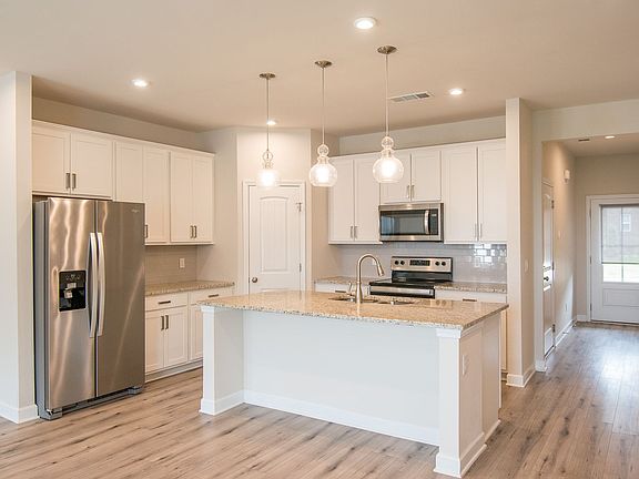 4th image of 555 Becks Pl