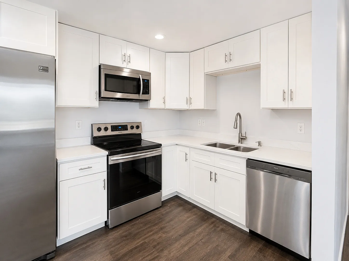 3 bed, 912 sqft, $2,000 — Photo 3