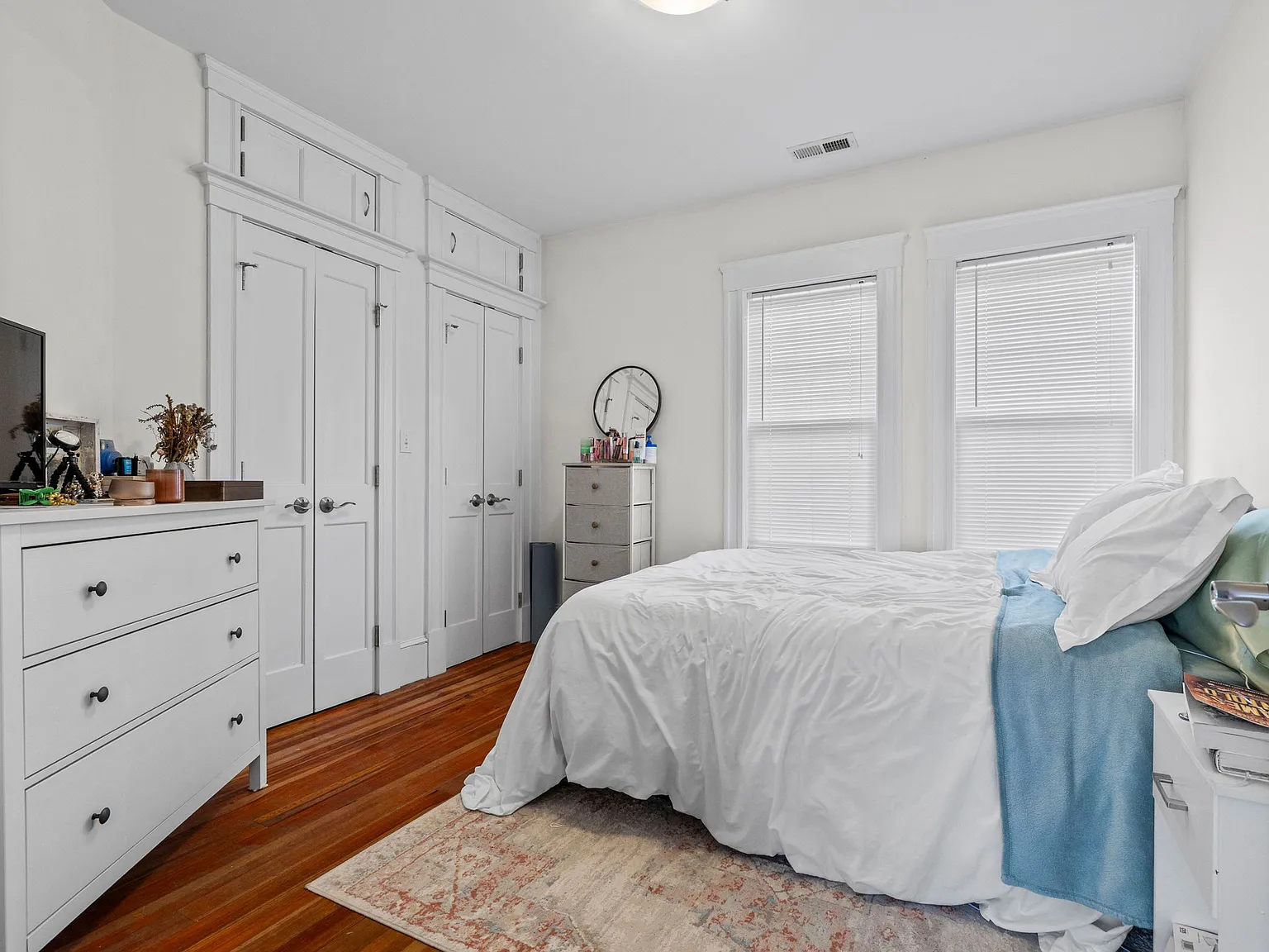 4 bed, 9999 sqft, $5,200 — Photo 2