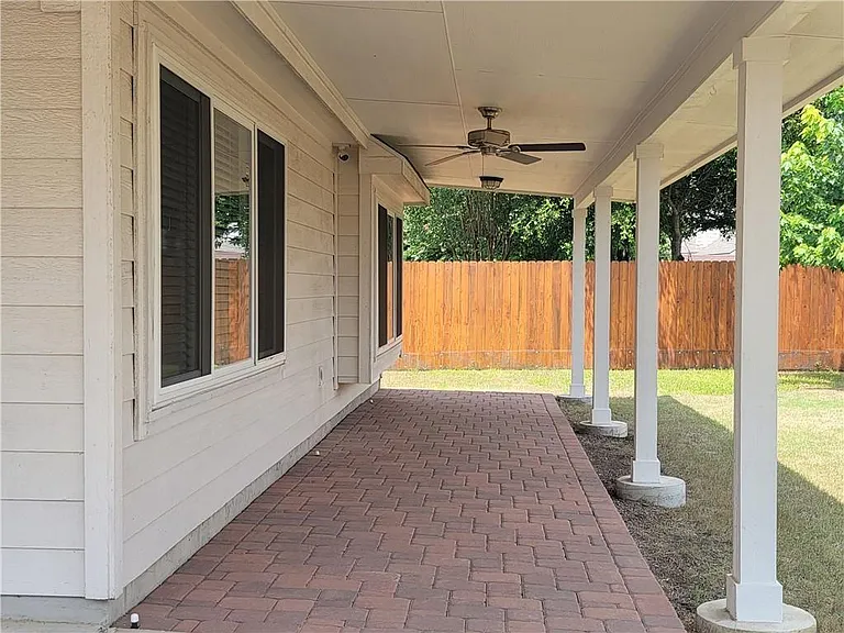 208 Hummingbird Ln — Photo 17