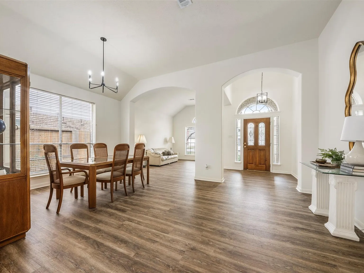 3 bed, 2.0 bath, 2324 sqft, $2,650 — Photo 4