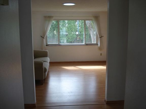 2nd image of 9111 NE Meadowbrook Cir
