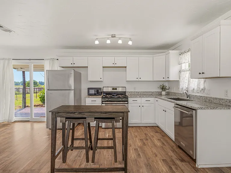 25263 N Highway 281 — Photo 11