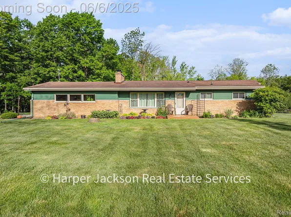 2210 Brookhaven Dr, Flint, MI 48507