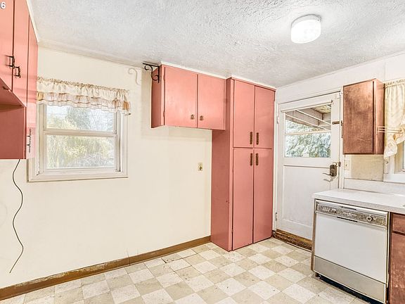4th image of 2213 NE 51st St