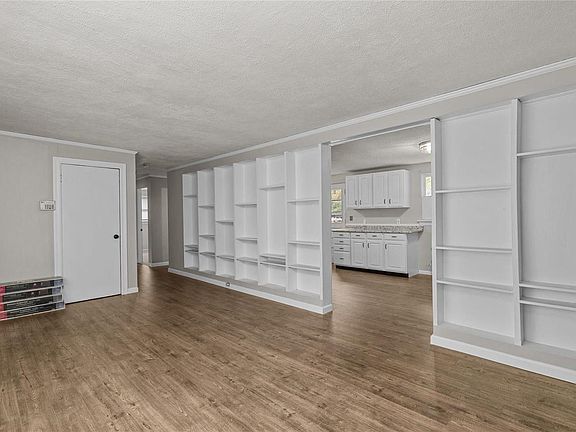 4th image of 47 Marquette Dr
